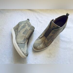 NWOT Linea Paolo Felicia Suede Camouflage 2.5" Wedge Heel Booties Granola 8.5